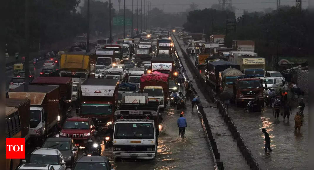 Traffic crawls as rainfall lashes Gurugram | Gurgaon News