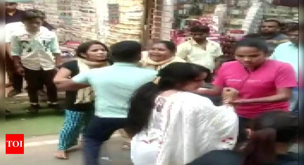 UP: Woman thrashes husband after she finds him shopping with girlfriend | Ghaziabad News