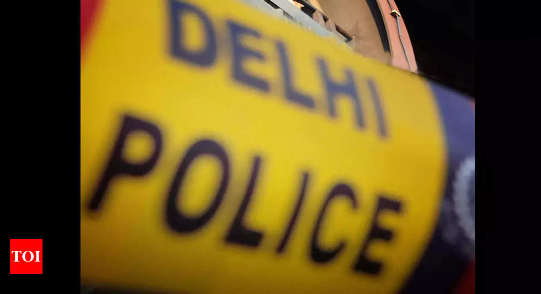 Live: Cop shoots self at Pahar Ganj police stn, dies